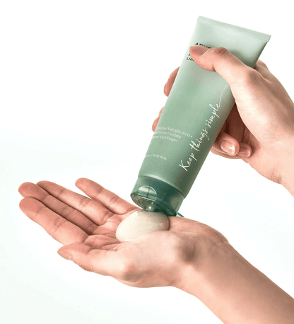 ANUA HEARTLEAF QUERCETINOL POREDEEP CLEANSING FOAM 150ml purifica in profondità i pori, riduce l’eccesso di sebo e lenisce la pelle